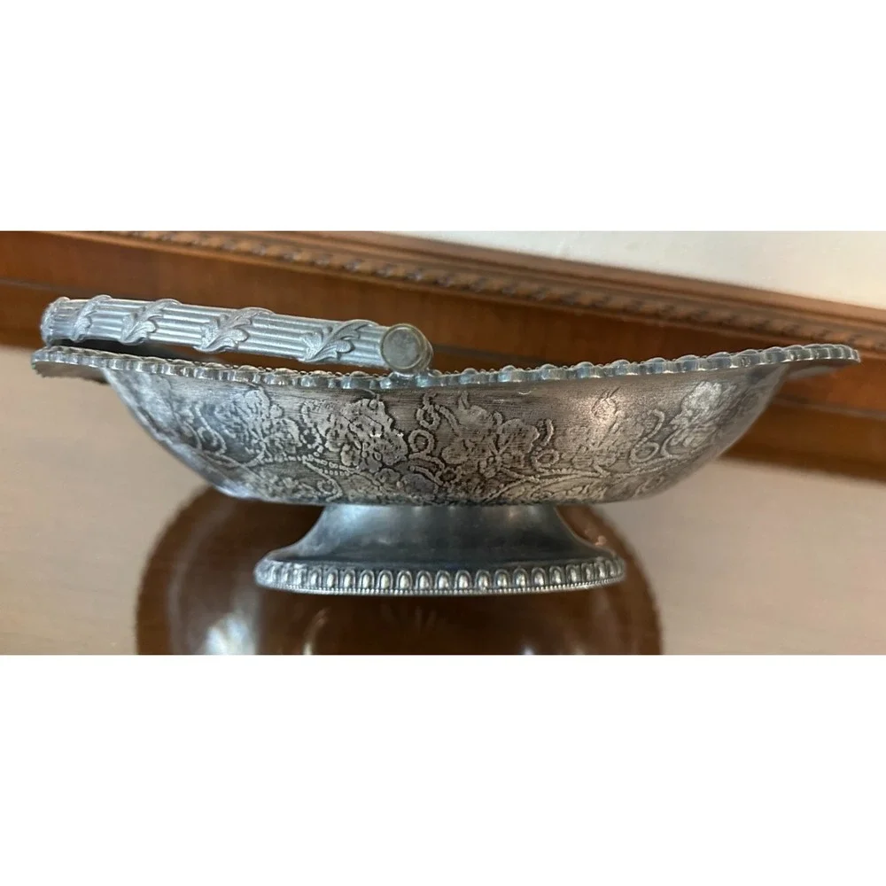 1865 Meriden Britanic Co‎ Silverplate Floral Bridal Fruit Basket Bowl Handle